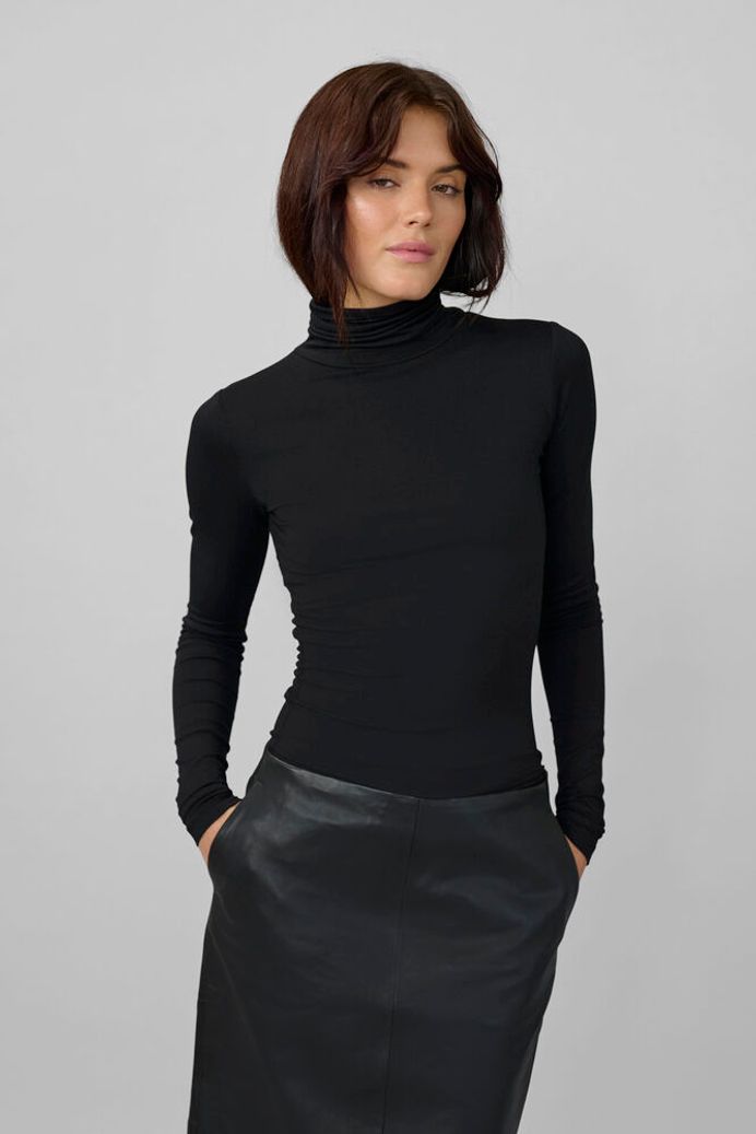 17 The Modal Rollneck Black